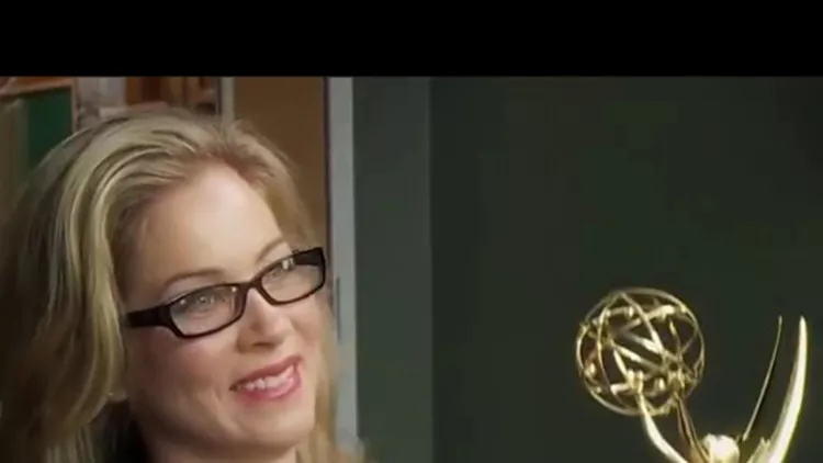 Christina Applegate: Υποδύεται την Μeryl Streep σε ξεκαρδιστικό video