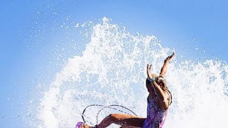 Surfing με τακούνια; Μία Γαλλίδα εντυπωσιάζει με τις ικανότητές της