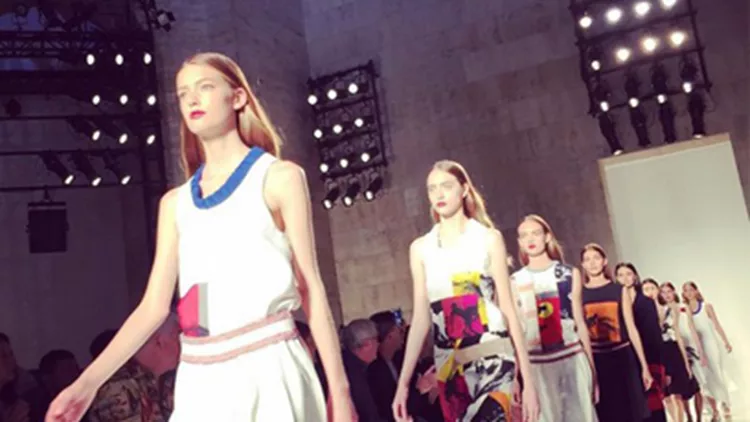 Victoria Beckham S/S16: Το λαμπερό fashion show της "Posh Spice"