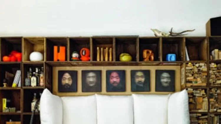 Ο Ιταλός interior designer Alessandro Capellaro μετέτρεψε ένα παλιό ξυλουργείο στη Φλωρεντία σε σύγχρονη κατοικία και δημιούργησε τα έπιπλα χρησιμοποιώντας 300 εκλογικές κάλπες.