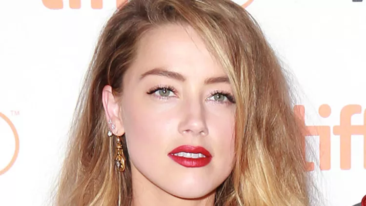 Έχουμε πει πολλές φορές ότι η Amber Heard κάνει πάντα τα πιο cool χτενίσματα. Αυτό είναι ένα ακόμα, αποδεικνύοντας ότι ακόμα και οι μπούκλες μπορούν να είναι επιμελώς ανεπιτήδευτες