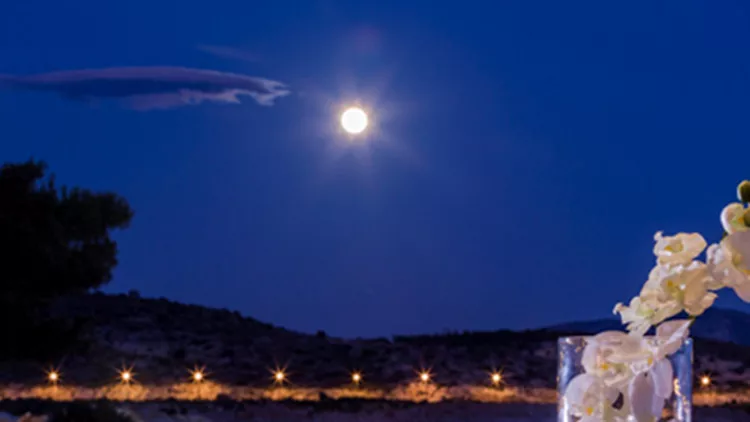 Ένα ταξίδι για όλες τις αισθήσεις στον ανανεωμένο χώρο του Moorings!