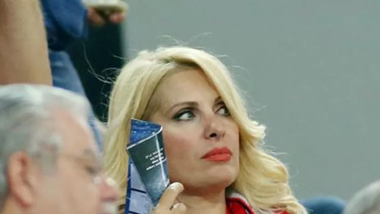 Ελένη Μενεγάκη: Περισσότερες φωτογραφίες από το γήπεδο, με τον γιο και τον αδελφό της