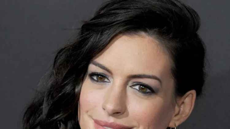Ένα σκούρο καφέ χρώμα επέλεξε για τη νέα σεζόν η Anne Hathaway, το οποίο συνδυαστικά με την λευκή της επιδερμίδα, της ταιριάζει πολύ