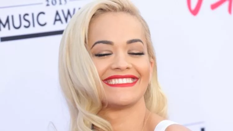 H Rita Ora έκοψε τα μαλλιά της, πολύ! 