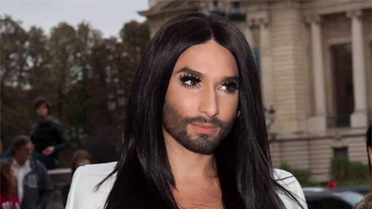 Conchita Wurst: Η εμφάνιση στην Paris Fashion Week