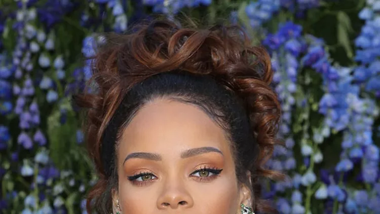 H Rihanna είναι ίσως η μόνη γυναίκα που μπορεί να συνδυάσει πορτοκαλί - χρυσή σκιά με ροζ κραγιόν!Αν το επιχειρήσεις πρόσεχε τις υπερβολές! 
