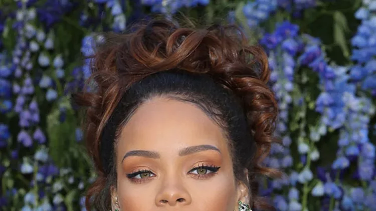 H Rihanna είναι ίσως η μόνη γυναίκα που μπορεί να συνδυάσει πορτοκαλί - χρυσή σκιά με ροζ κραγιόν!Αν το επιχειρήσεις πρόσεχε τις υπερβολές!
