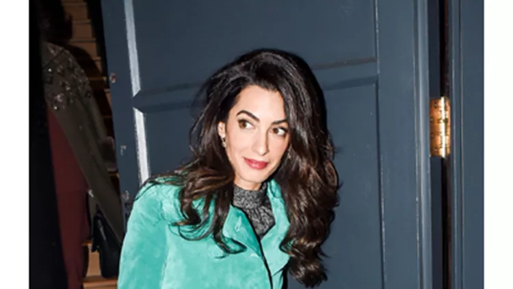 Amal Clooney: Το ombre trench coat αξίας 4.200 λιρών