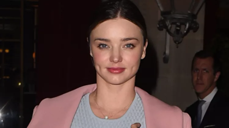 Θα συνδύαζες τα χρώματα που φόρεσε η Miranda Kerr;