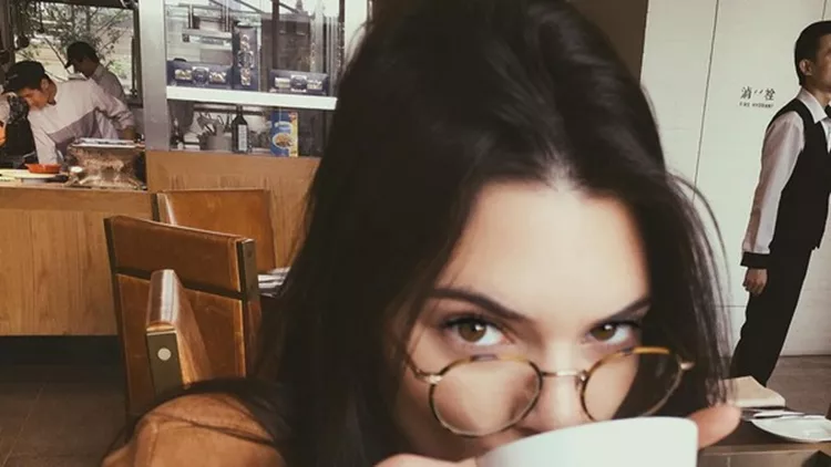 H Kendall Jenner ανέβασε μία selfie με πολύ 70s preppy στυλ λίγο πριν τα νέα της υγείας του Lamar Odom "χτυπήσουν" ολόκληρη την οικογένεια.