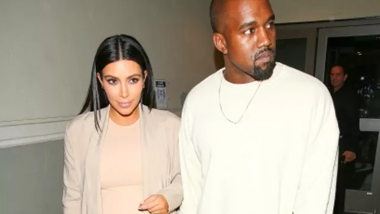 Η Kim Kardashian δείχνει την κοιλιά της με ένα στενό φόρεμα