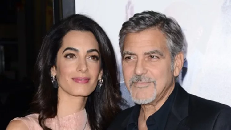 Amal Clooney: Πιο κομψή από ποτέ στο πλευρό του συζύγου της! (video)