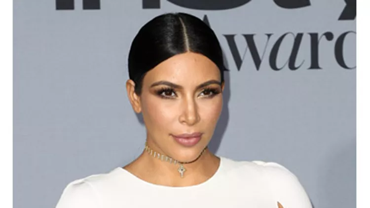 Η Kim Kardashian εντυπωσιάζει με λευκό φόρεμα