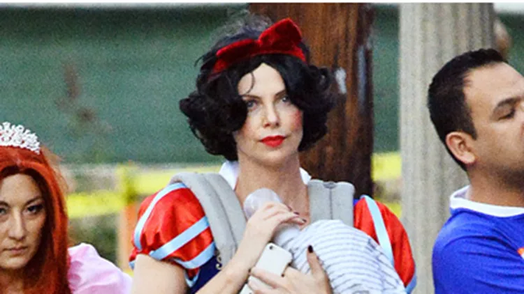 Από κακιά μάγισσα, Χιονάτη! Η Charlize Theron αλλάζει ρόλους για το Halloween