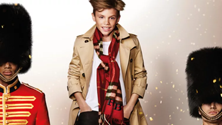 Romeo Beckham, Naomi Campbell και Rosie Huntington- Whiteley σε μια μαγευτική καμπάνια