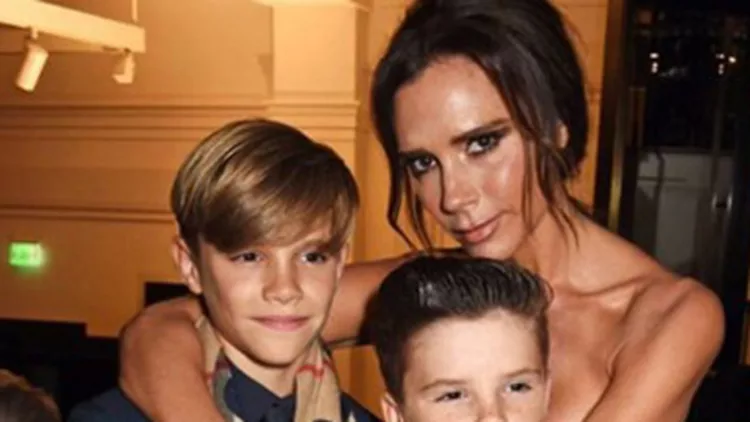 Η Victoria Beckham με τους γιους της Cruz, Romeo στην πρεμιέρα του Burberry film