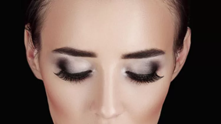 Πυκνές και μακριές βλεφαρίδες με μια κίνηση