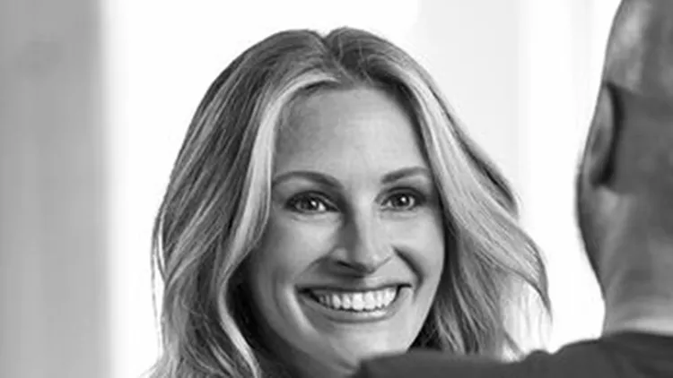 Julia Roberts: Έγινε πωλήτρια σε κατάστημα! (βίντεο)