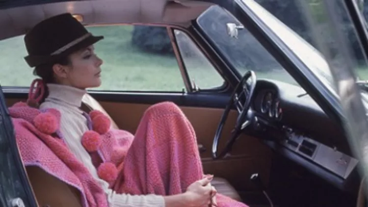 “Fashion”: Ένα χρονολόγιο με φωτογραφίες παρουσιάζει την εξέλιξη του γυναικείου στυλ