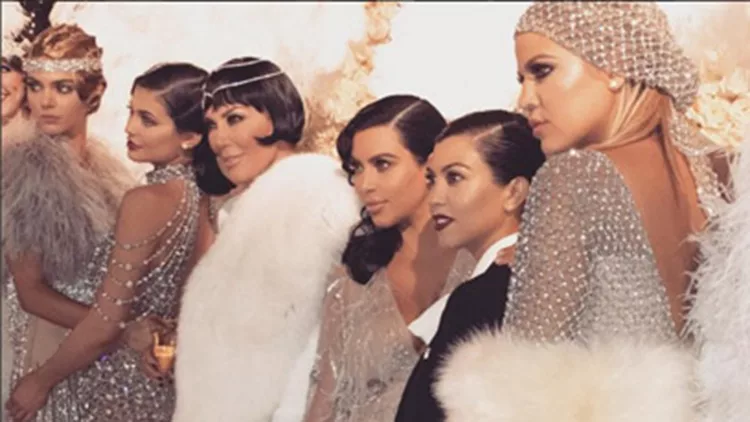 Οι Kardashian γιόρτασαν τα 60ά γενέθλια της Kris Jenner επιστρέφοντας στα 20s 
