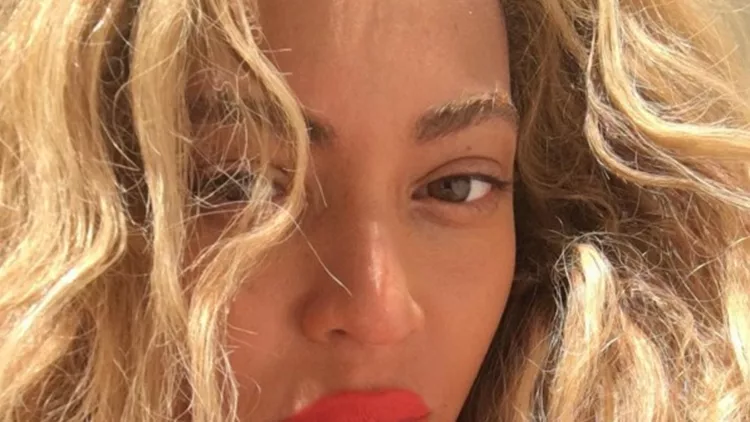 Η Beyonce ανέβασε μία selfie χωρίς πολύ μακιγιάζ αλλά με φωτεινό, κοραλί κραγιόν
