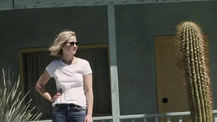 Η Jennifer Lawrence μιμείται celebrities και φλερτάρει (video)