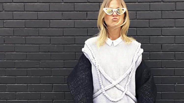 Πώς φορούν τώρα το πουλόβερ τα πιο stylish κορίτσια
