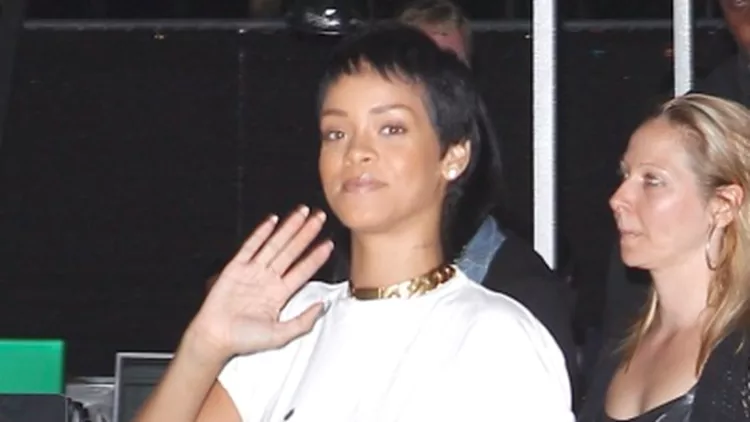 H Rihanna έκοψε τα μαλλιά της κοντά, super κοντά