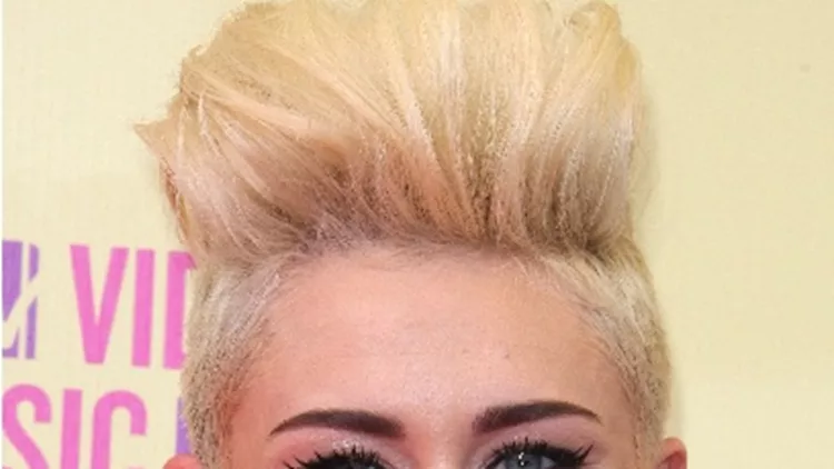Miley Cyrus: 'Όλοι οι άνθρωποι μιλούν για τα μαλλιά μου'