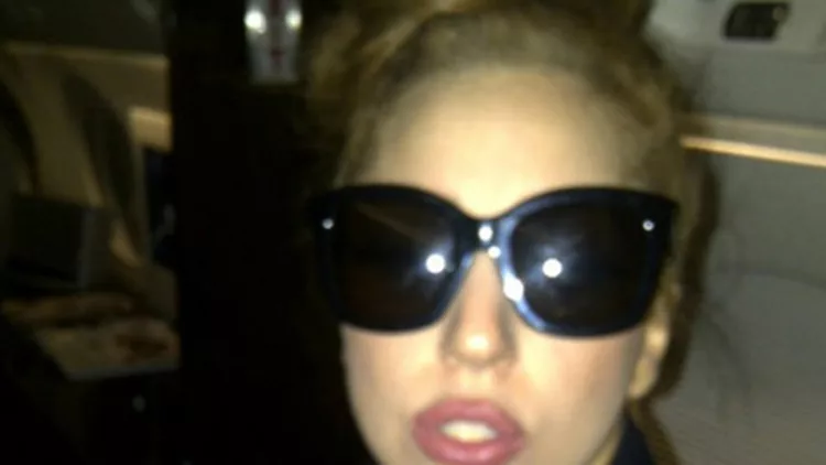 H Lady Gaga ξύρισε το πίσω μέρος του κεφαλιού της!