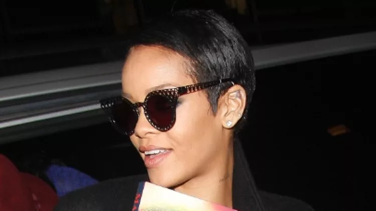 H Rihanna με σορτσάκι στο βροχερό Λονδίνο!