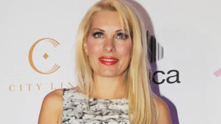 eleni_menegaki_roz_default