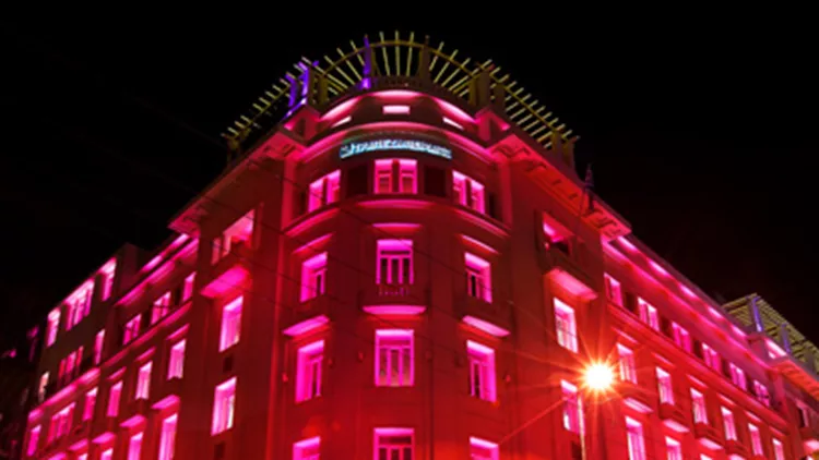 Η Estee Lauder φωταγωγεί και δίνει μήνυμα ζωής