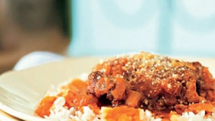 Κότα Κοπάμα (Κοτόπουλο βρασμένο σε σκόρδο και κανέλα)