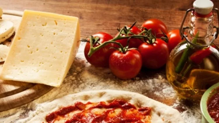 Βασική ζύμη πίτσας από τον Νικόλαο Τσελεμεντέ