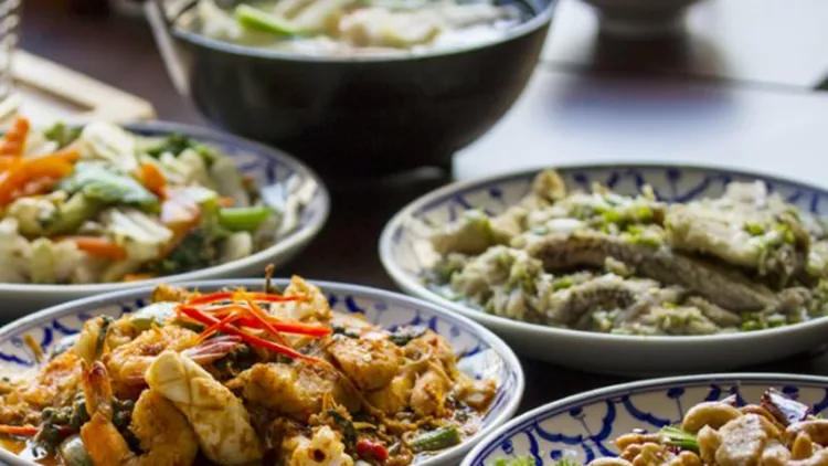 8 τροφές που σε κάνουν να πεινάς (και πρέπει να αποφύγεις στη δίαιτα)