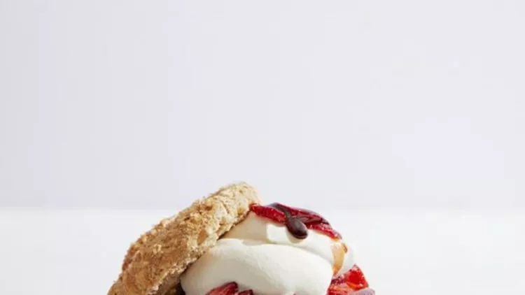 Μπισκοτοκέικ από αλεύρι ντίνκελ με φρούτα και σαντιγί: Να πώς θα φτιάξεις υγιεινά shortcakes για γλυκές λιγούρες
