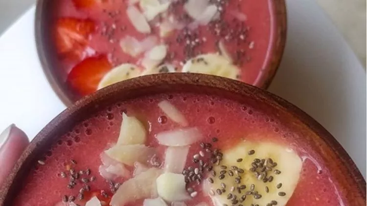 Πρωινό smoothie bowl με μπανάνα και φράουλα για να ξεκινήσεις τη μέρα σου με τον πιο θρεπτικό τρόπο