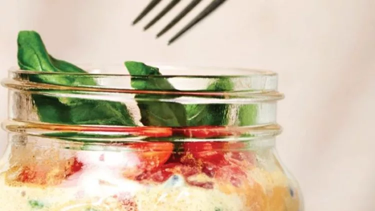 Ομελέτα με φέτα, ντομάτες και ελιές: Το τέλειο πρωινό φτιάχνεται σε βάζο!