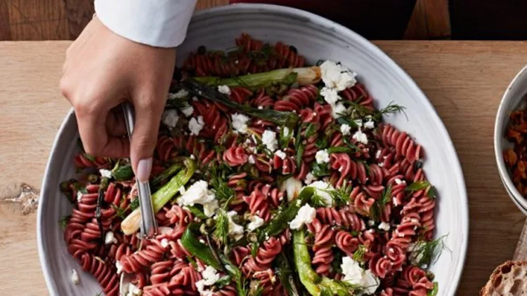 Βίδες από παντζάρια με φρέσκο κρεμμυδάκι, κάππαρη και φέτα