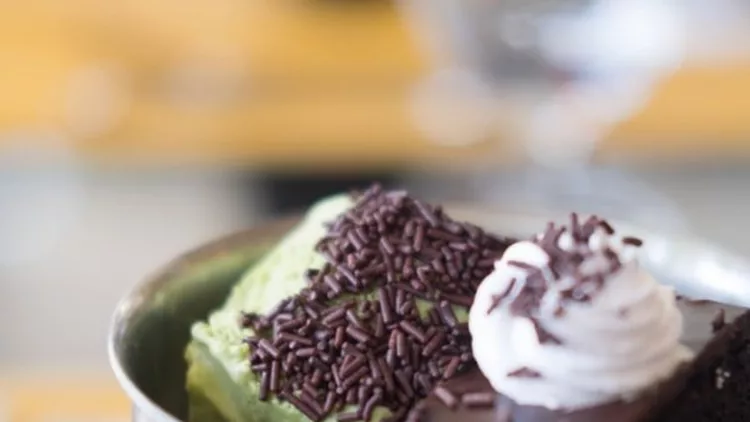 Brownies με τσάι matcha, χουρμάδες και χαρούπι: Τέλεια και ελαφριά συνταγή για το αγαπημένο γλυκό