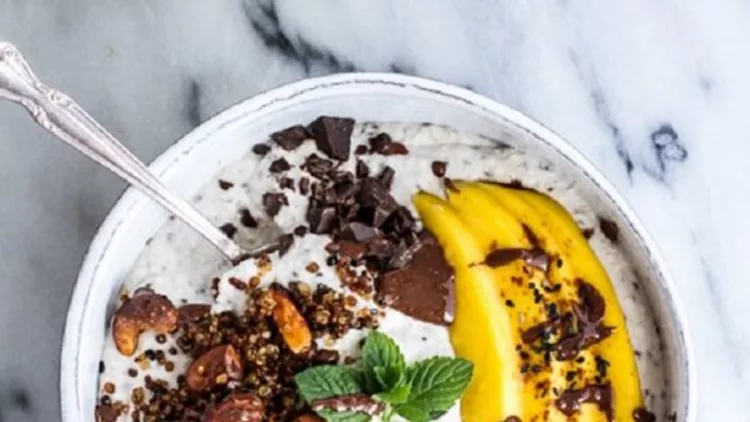 To απόλυτο smoothie bowl, ιδανικό για πρωινό, με καρύδα, κινόα και μαύρο σουσάμι