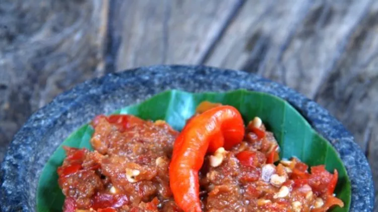 Sambal Oelek: Φτιάξε την καυτερή σάλτσα από την Ινδονησία για λαχανικά, ψάρια και ψητά