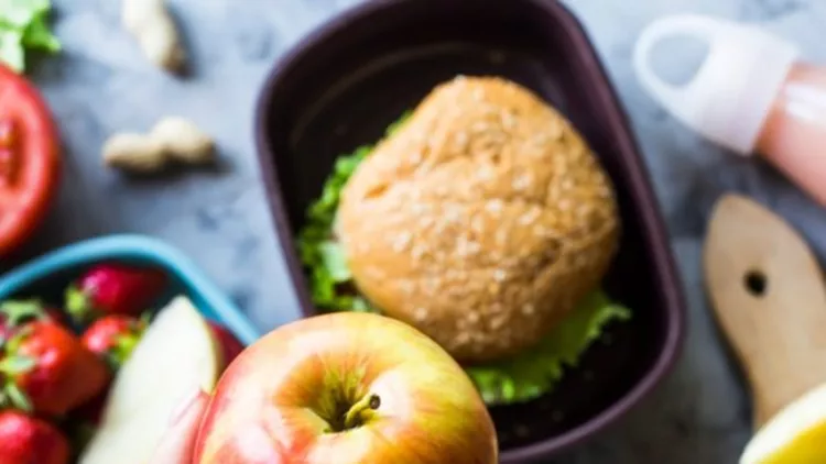 10 τροφές που καταπολεμούν τις φλεγμονές (και εκείνες που τις πυροδοτούν)