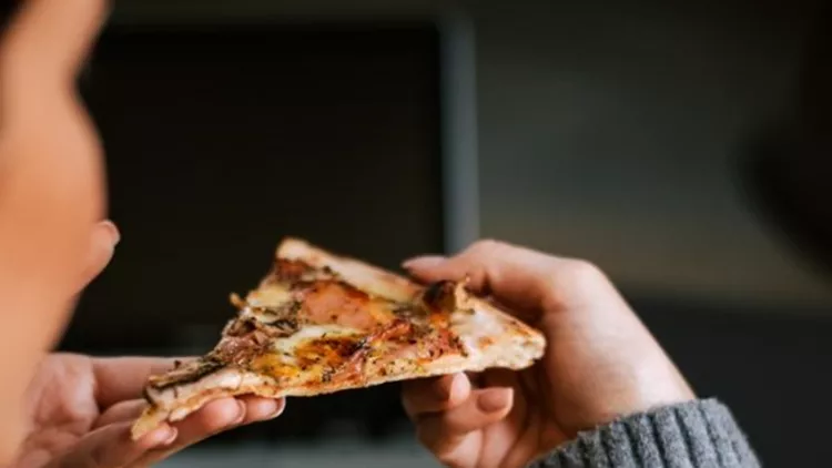 Τι να κάνω αν έχω φάει πολύ junk food; Υπάρχουν τροφές αντίδοτο;