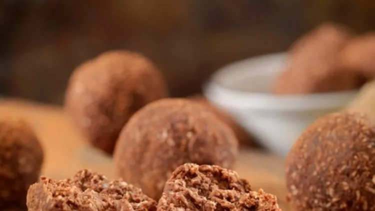 Μπάλες ενέργειας με χουρμάδες και μάκα σκόνη για να εκτοξεύσεις την ενέργειά σου