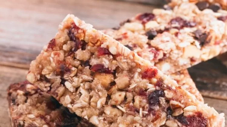 Μπάρες δημητριακών με βρώμη, κανέλα και αποξηραμένα φρούτα
