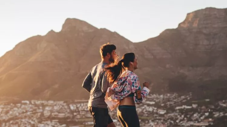 Κοιλιακοί, γλουτοί, πόδια: Οι ασκήσεις εδάφους για σούπερ σύσφιξη (ναι, είναι για δύο και θέλουν μόνο 15 λεπτά!)