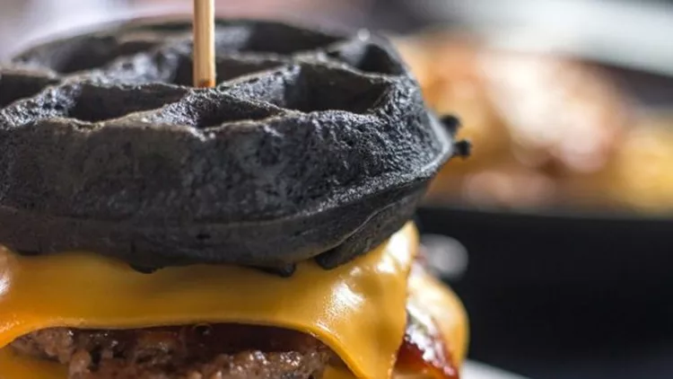 Μαύρα τρόφιμα με ενεργό άνθρακα: Τα «υπέρ» και τα «κατά» της νέας μόδας στη διατροφή